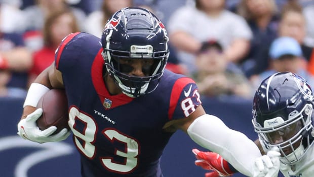 Texans tight end OJ Howard runs with the ball during a game in 2022.